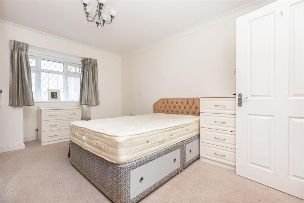 Additional property image - Spacious Bungalow on Evelyn Road, Bournemouth