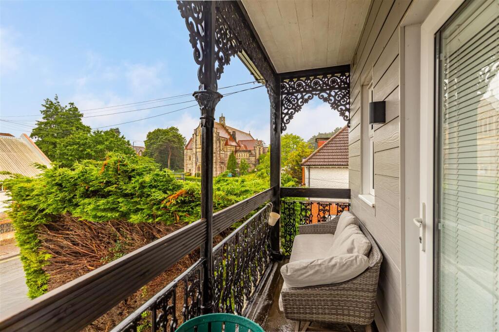 Main image of property: Stunning 1st Floor Apartment in Richmond Park Avenue