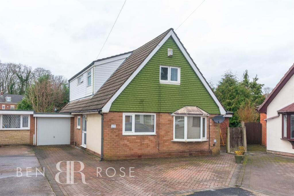 6 bedroom detached house for sale in Highfield Avenue, Farington, Leyland, PR25