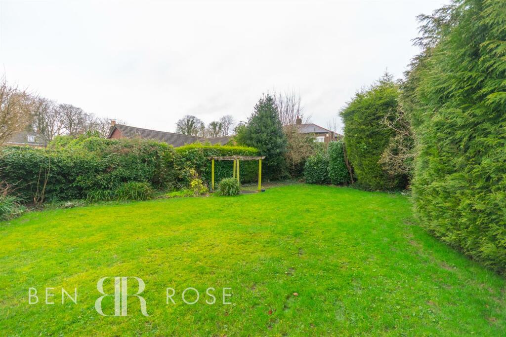 6 bedroom detached house for sale in Highfield Avenue, Farington, Leyland, PR25