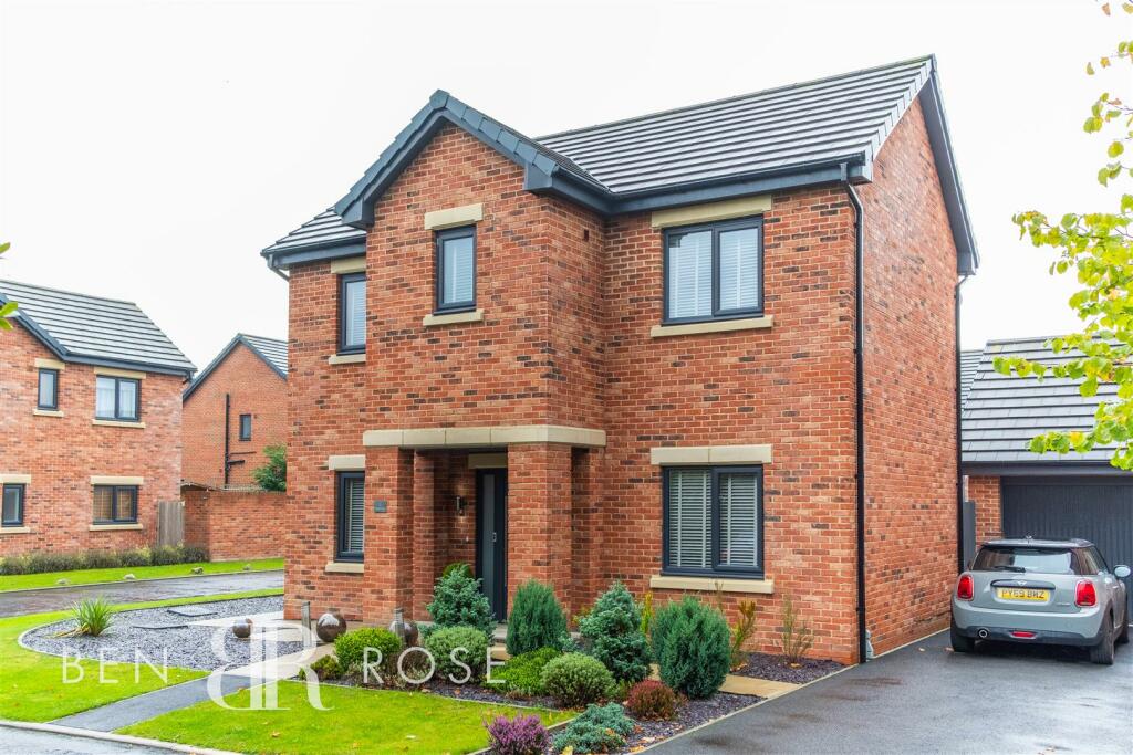 4 bedroom detached house for sale in Marigold Court, Leyland, PR25