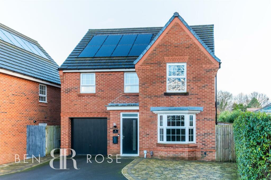 4 bedroom detached house for sale in Whiteleaf Place, Leyland, PR25