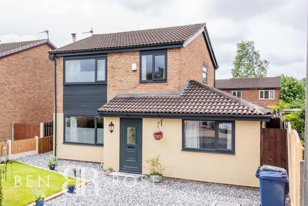 5 bedroom detached house
