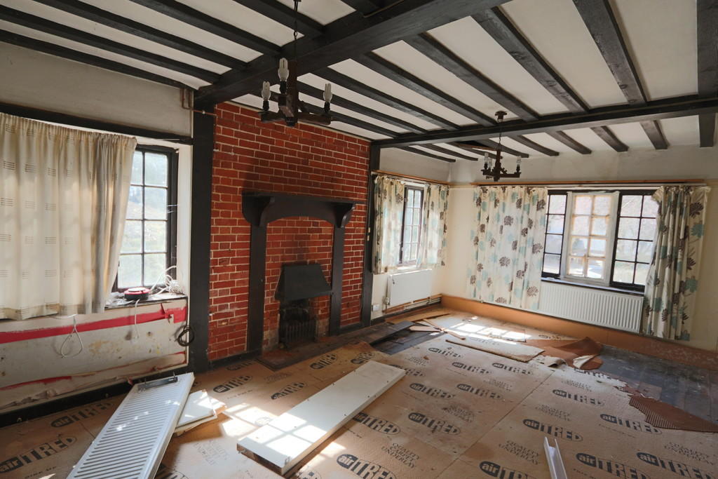 3 bedroom cottage for sale in Weald Way, Caterham, CR3