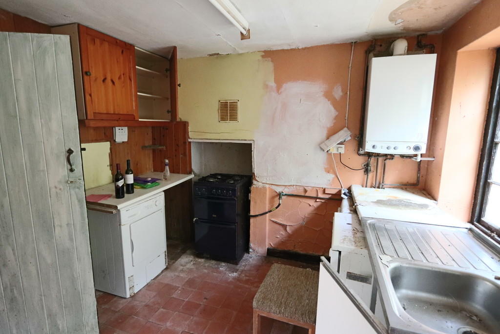 3 bedroom cottage for sale in Weald Way, Caterham, CR3