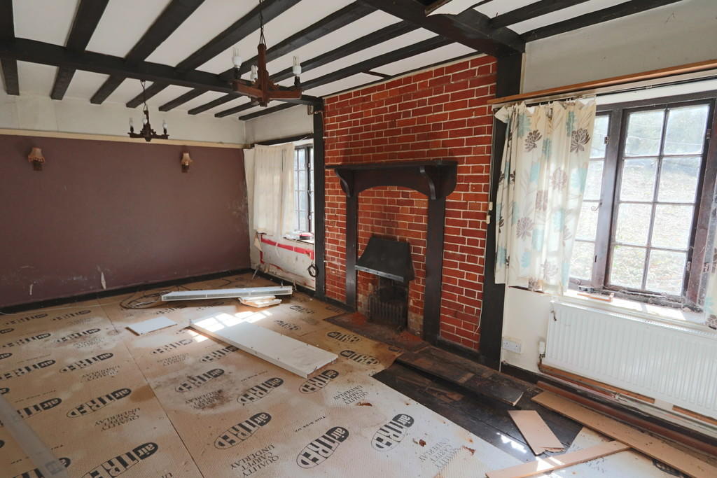 3 bedroom cottage for sale in Weald Way, Caterham, CR3