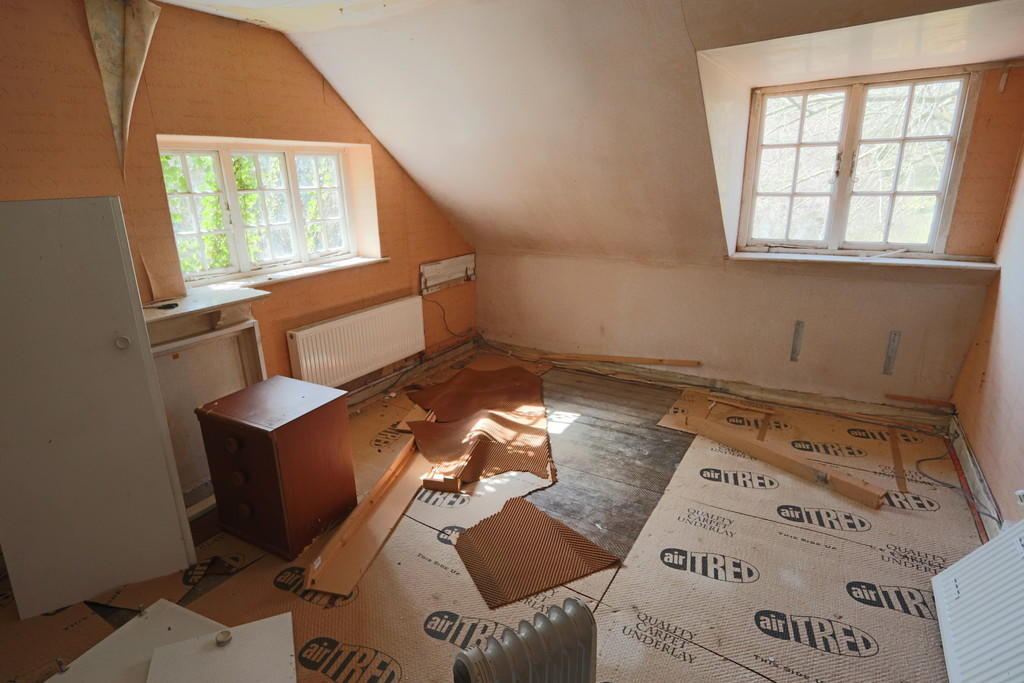 3 bedroom cottage for sale in Weald Way, Caterham, CR3