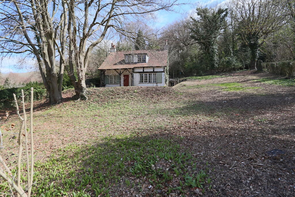 3 bedroom cottage for sale in Weald Way, Caterham, CR3