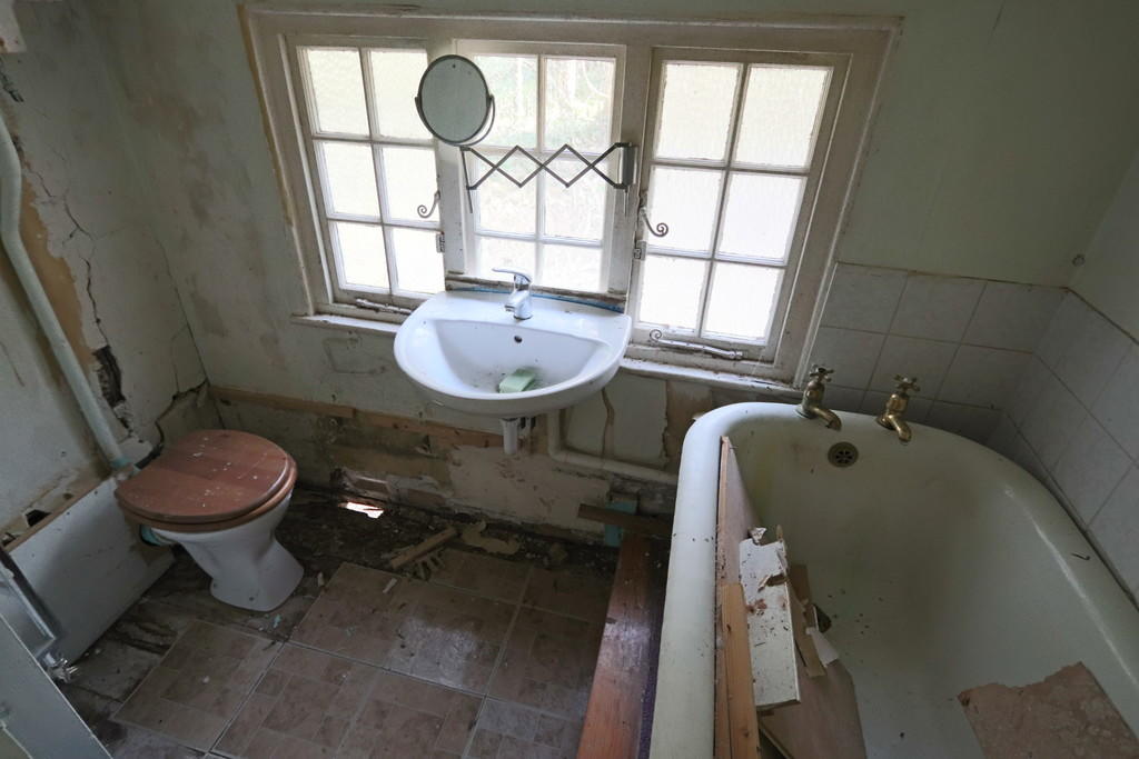 3 bedroom cottage for sale in Weald Way, Caterham, CR3