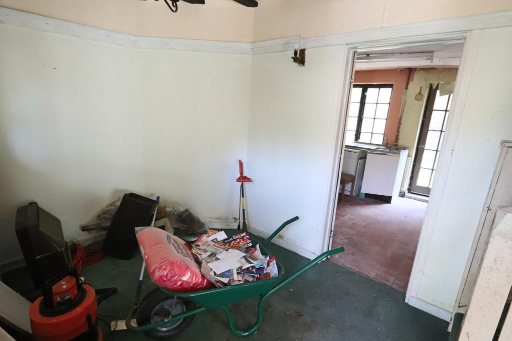 3 bedroom cottage for sale in Weald Way, Caterham, CR3