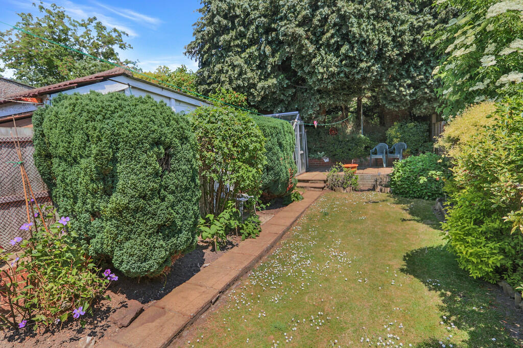 2 bedroom semidetached bungalow for sale in Maurice Avenue, Caterham, CR3