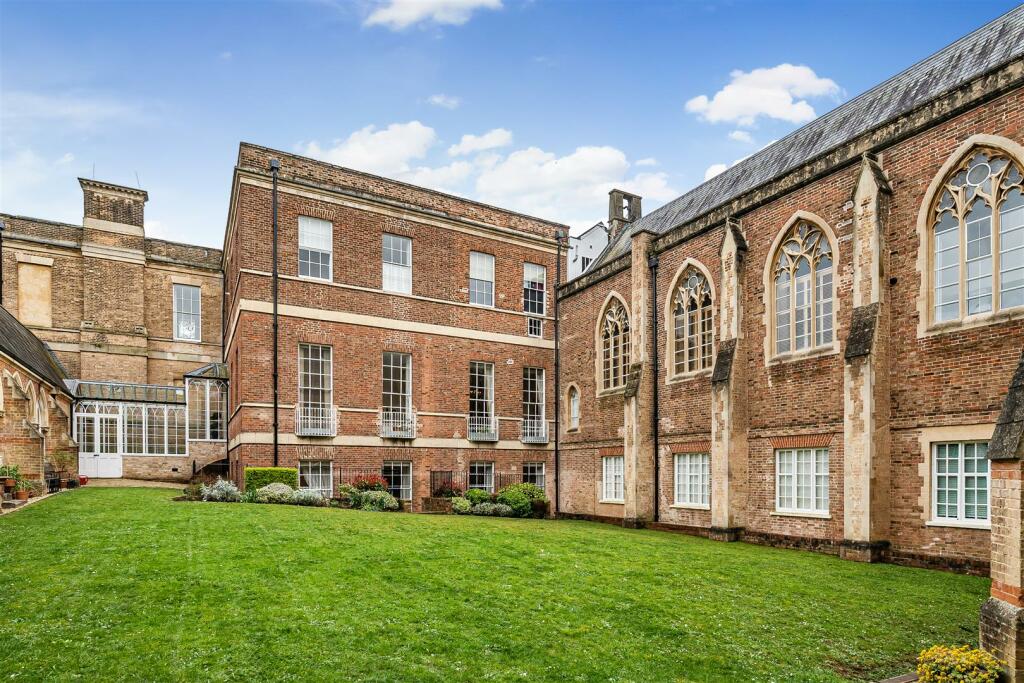 2 bedroom flat for sale in St. Josephs Field, Taunton, TA1