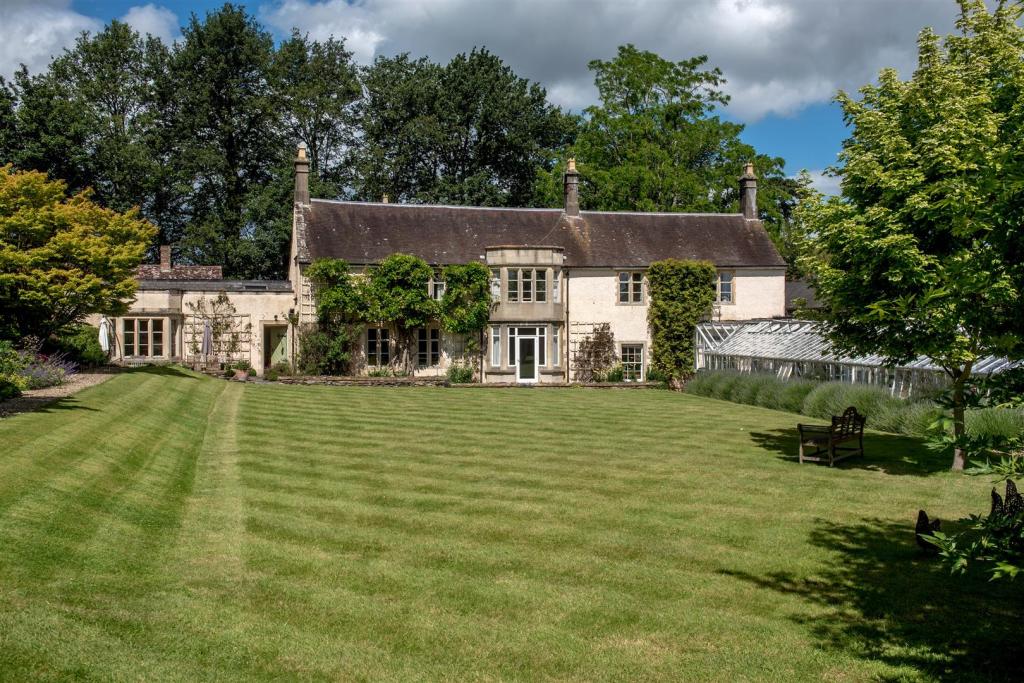 6 bedroom detached house for sale in Trull 0.85 Acre, TA3