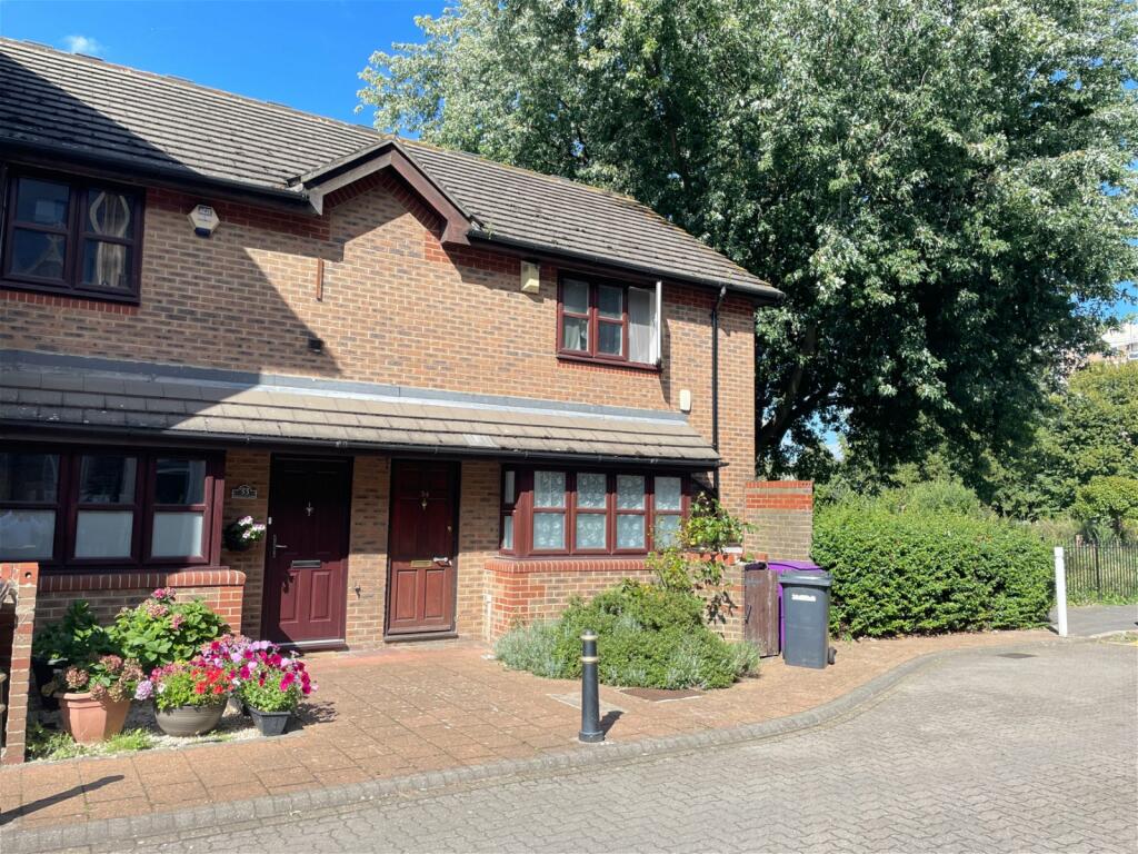 2 bedroom end of terrace house for sale in Bartlett Close, London, E14