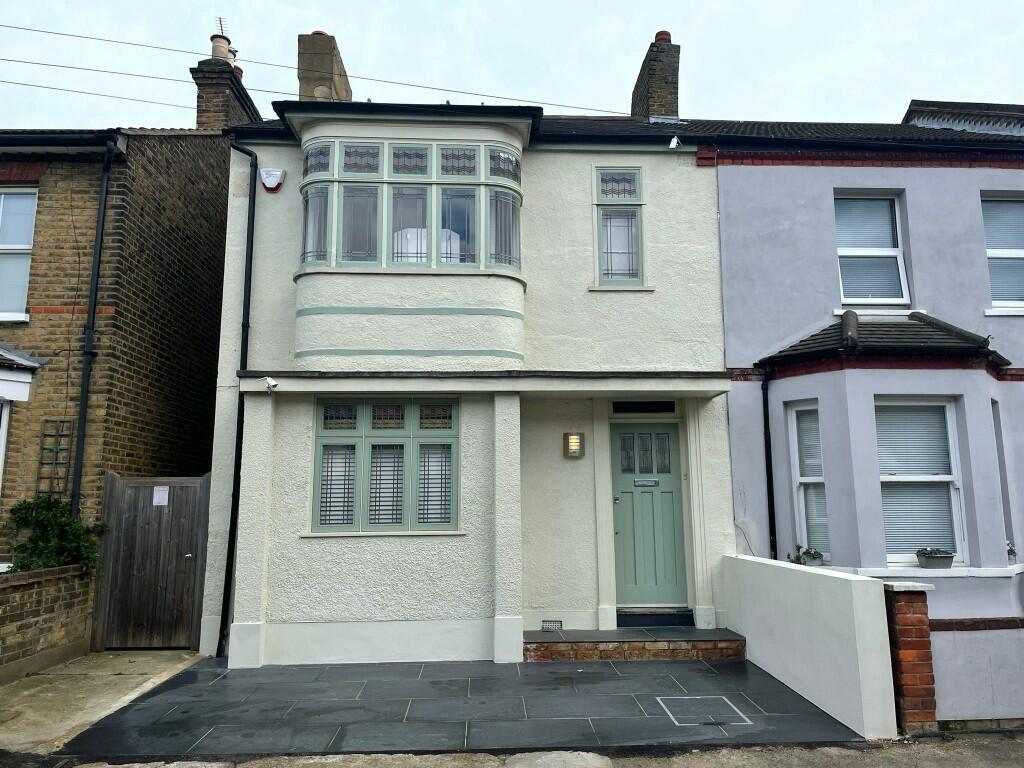 2 bedroom end of terrace house for sale in West Street, LeighOnSea