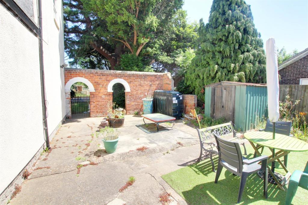 2 bedroom flat for sale in Mumby Road, Huttoft, Alford, LN13