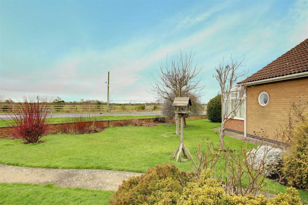 2 bedroom detached bungalow for sale in North Road, Trusthorpe