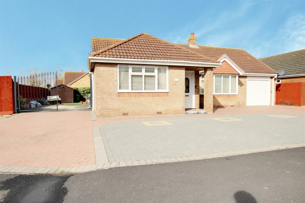 2 bedroom detached bungalow for sale in Walkington Way, Sandilands, LN12