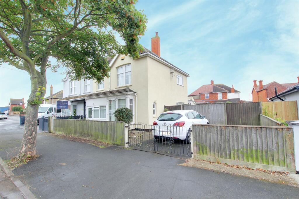 4 bedroom semidetached house for sale in Willoughby Road, SuttonOn