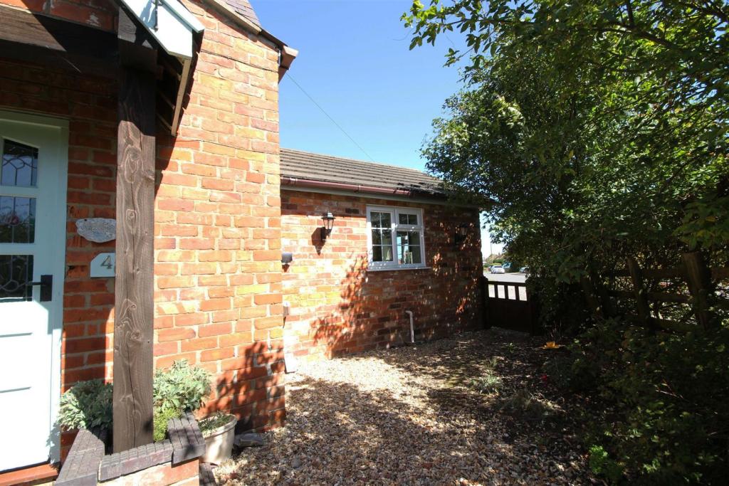 3 bedroom detached house for sale in Crabtree Lane, SuttonOnSea