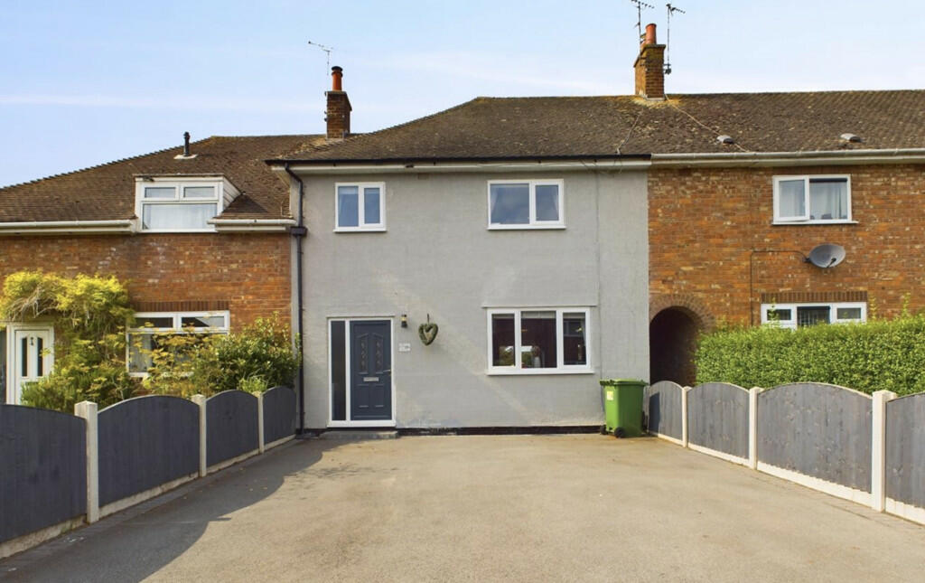 3 bedroom terraced house for sale in Greenway, Saughall, CH1