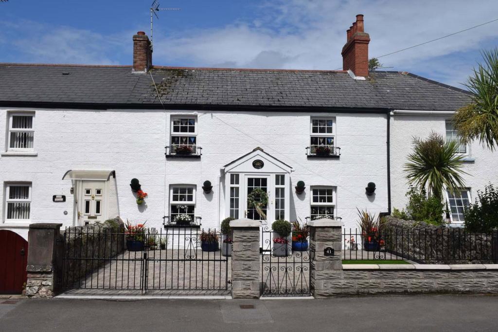 3 bedroom terraced house for sale in New Road, Porthcawl, CF36