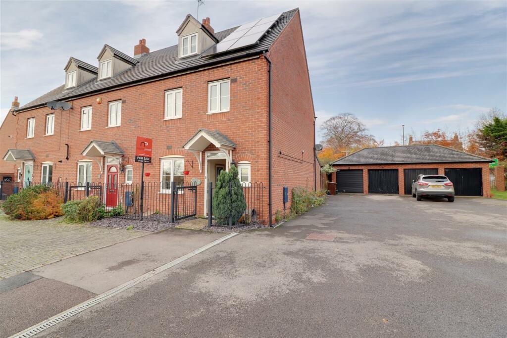 4 bedroom end of terrace house for sale in Boakes Drive, Stonehouse, GL10
