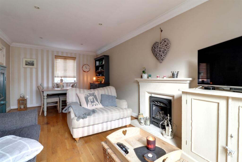 3 bedroom semidetached house for sale in Uptons Garden, Whitminster, Gloucester, GL2