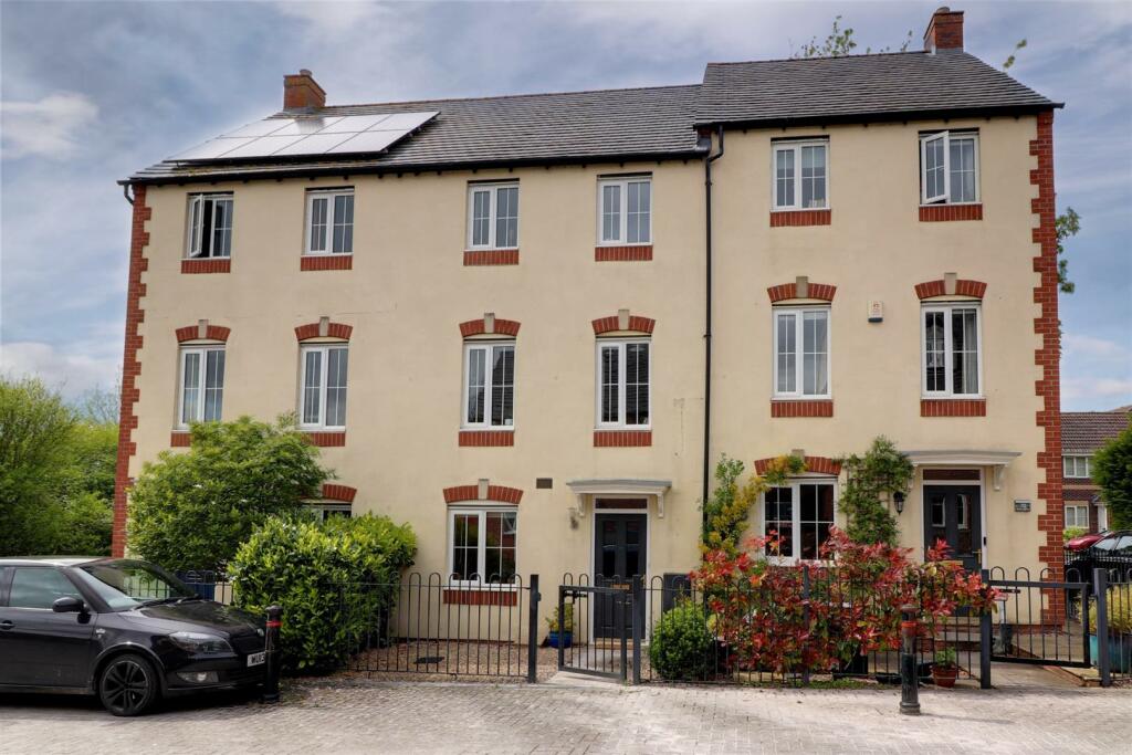 5 bedroom terraced house for sale in Boakes Drive, Stonehouse, GL10