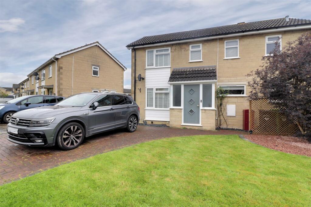 3 bedroom semidetached house for sale in Meadow Road, Stonehouse, GL10