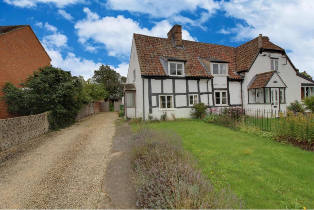 2 bedroom cottage for sale in The Street, Frampton On Severn