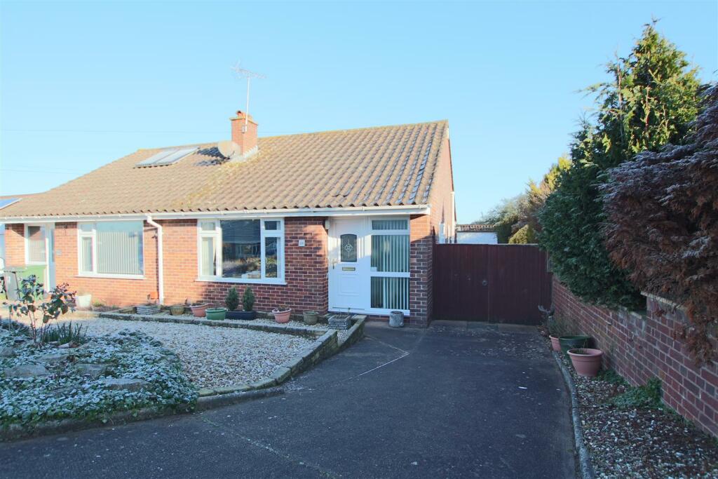 2 bedroom semidetached bungalow for sale in Elgar Close, Broadfields