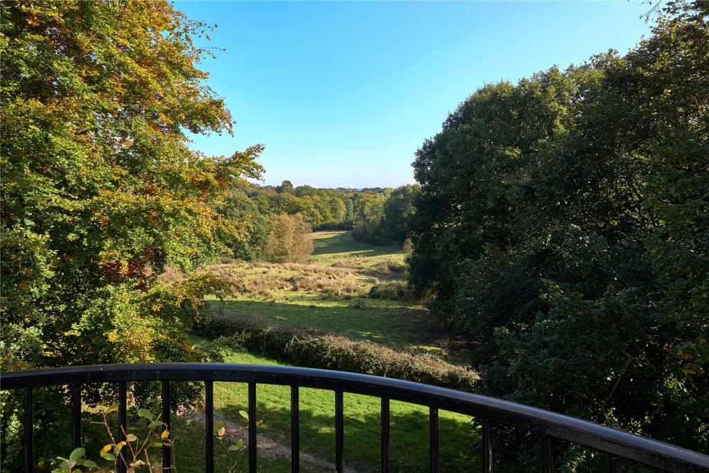 3 bedroom flat for sale in Haslemere, Surrey, GU27