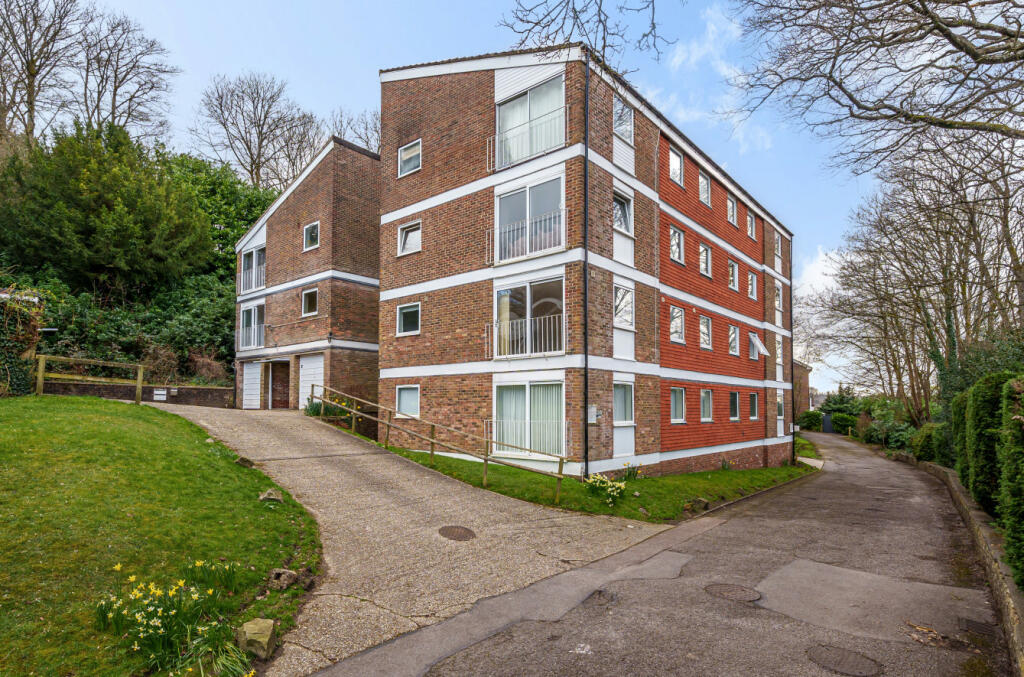 2 bedroom flat for sale in Cedar Court, Haslemere, Surrey, GU27