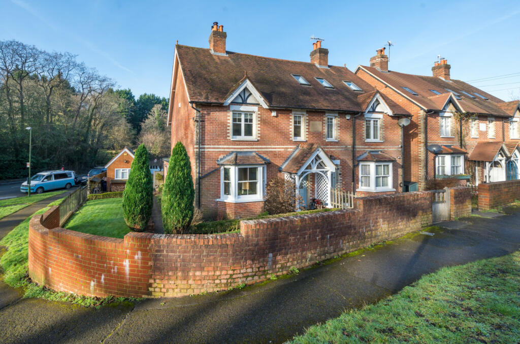 3 bedroom semidetached house for sale in Sturt Road, Haslemere, Surrey, GU27