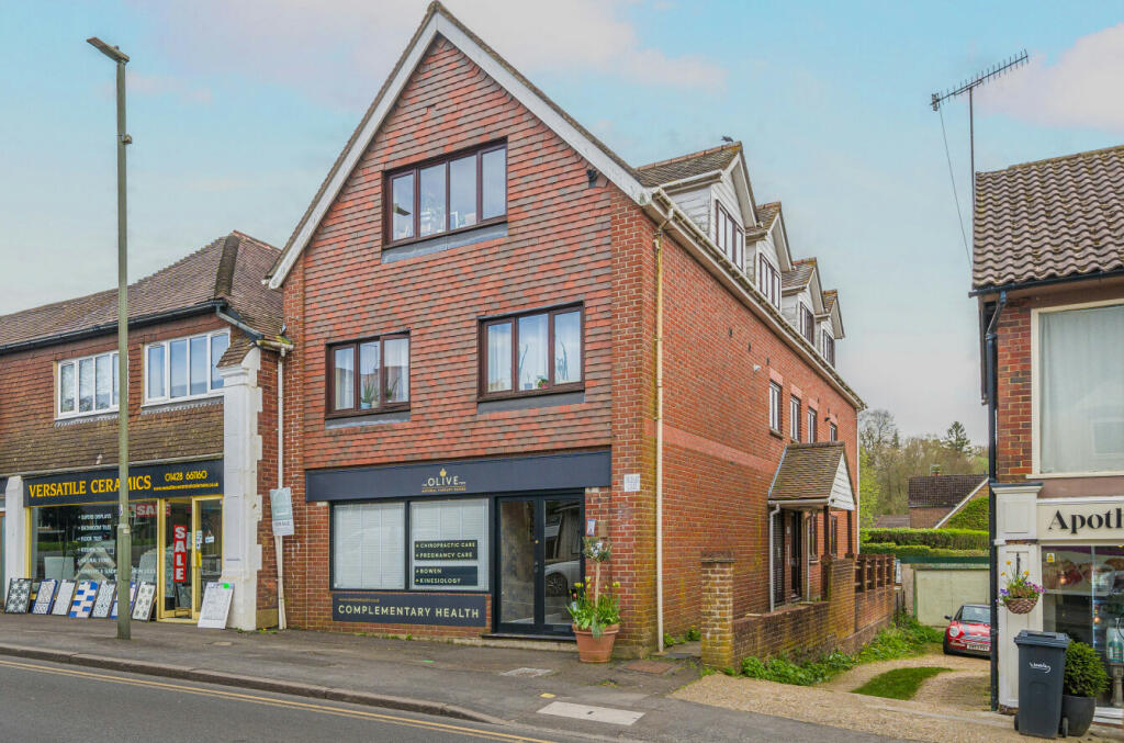 2 bedroom flat for sale in Wey Hill, Haslemere, Surrey, GU27