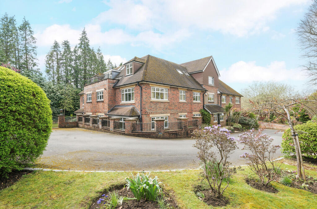 2 bedroom flat for sale in Grayswood Road, Haslemere, Surrey, GU27