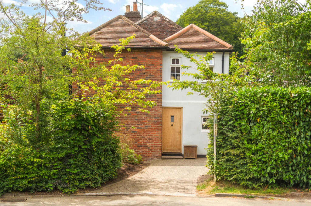 3 bedroom end of terrace house for sale in Weysprings, Haslemere