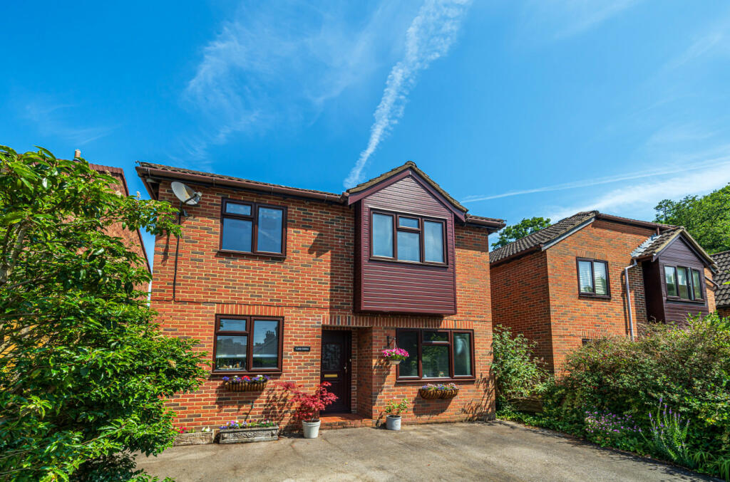 4 bedroom detached house for sale in Cherry Tree Avenue, Cherry Tree