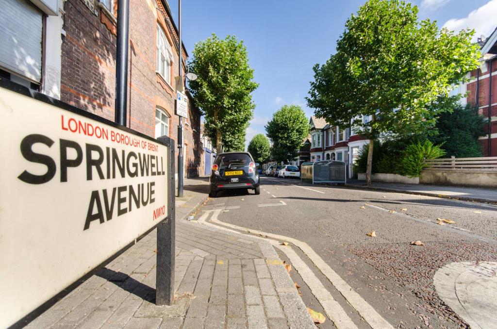 5 bedroom terraced house for sale in Springwell Avenue, NW10, Harlesden, London, NW10