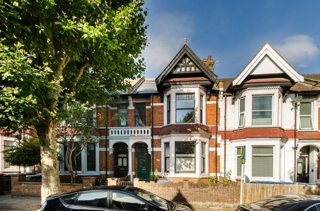 5 bedroom terraced house for sale in Springwell Avenue, NW10, Harlesden