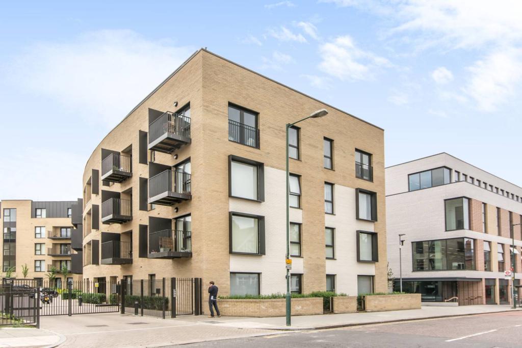 1 bedroom flat for sale in Newman Close, Willesden Green, London, NW10