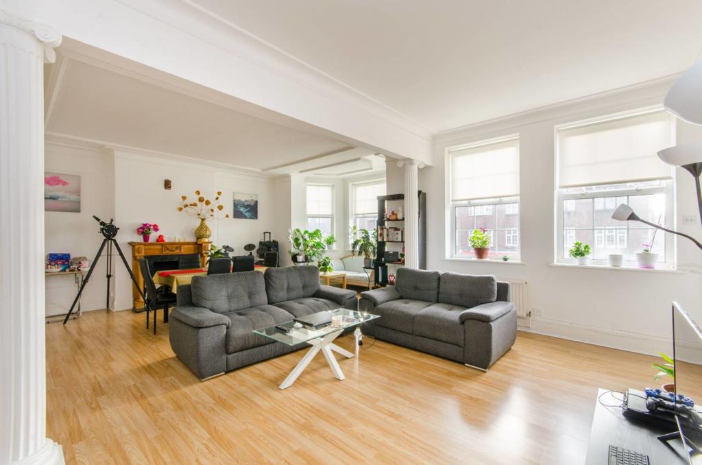 3 bedroom flat for sale in Sidmouth Road, Willesden Green, London, NW2