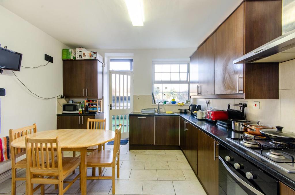 3 bedroom flat for sale in Sidmouth Road, Willesden Green, London, NW2