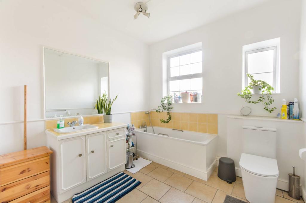 3 bedroom flat for sale in Sidmouth Road, Willesden Green, London, NW2