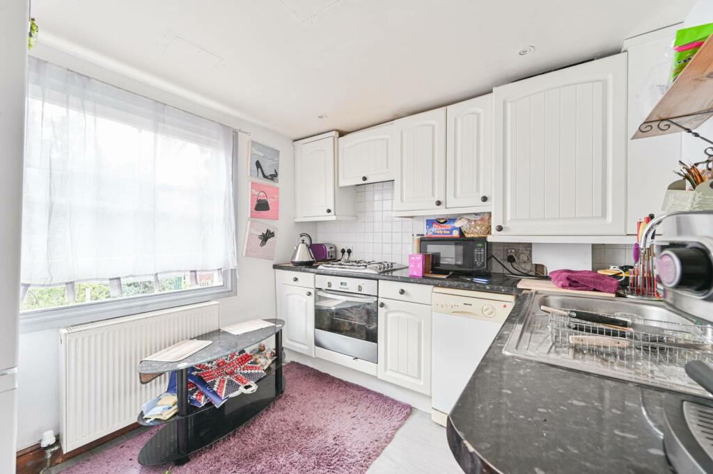 2 bedroom flat for sale in Barrow Road, Streatham, London, SW16