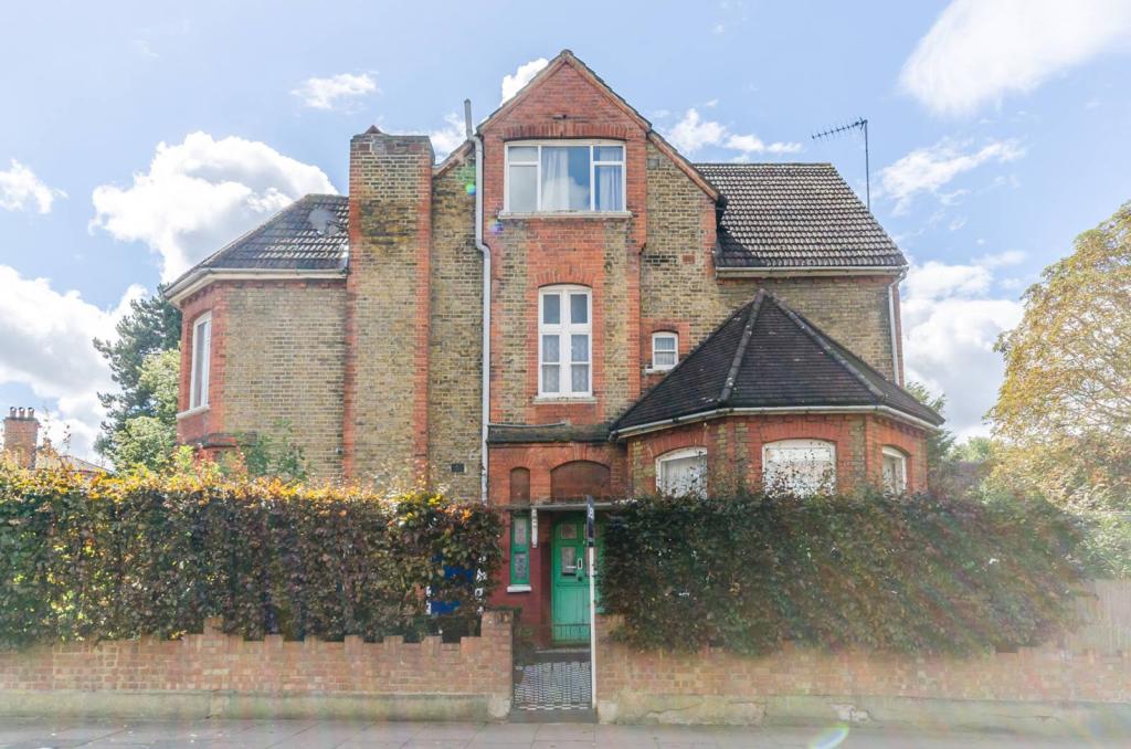 4 bedroom flat for sale in Kirkstall Road, Telford Park, London, SW2