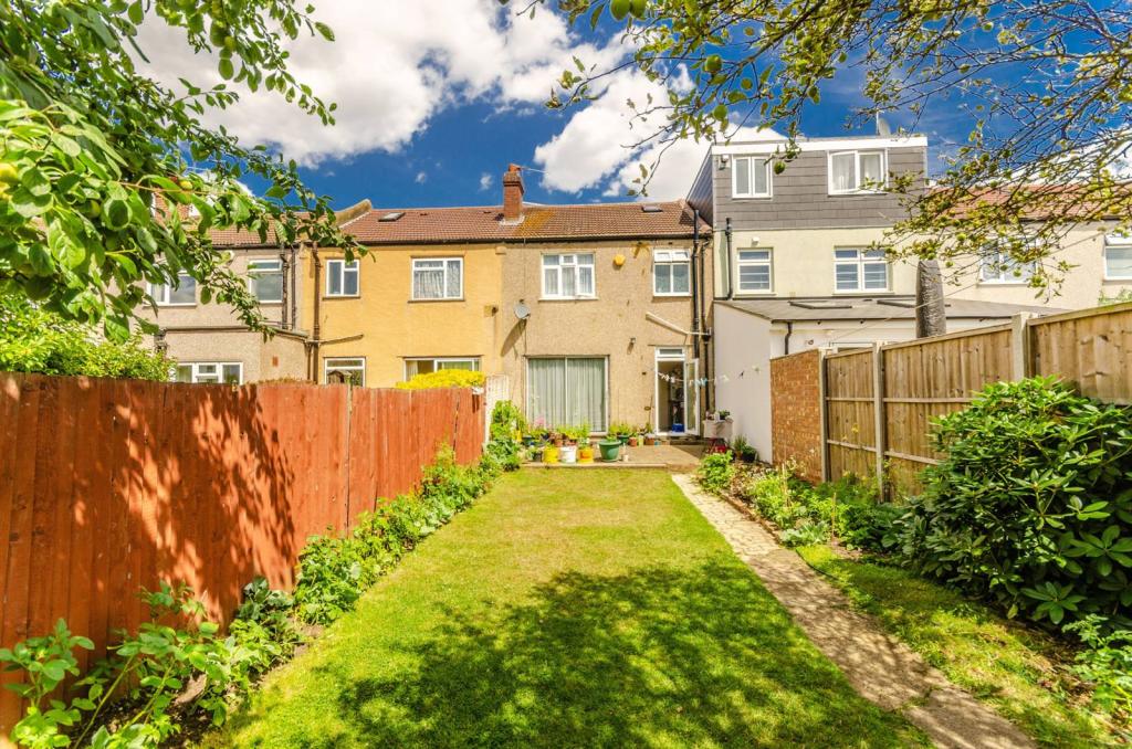 3 bedroom terraced house for sale in Sherwood Avenue, Streatham Vale, London, SW16