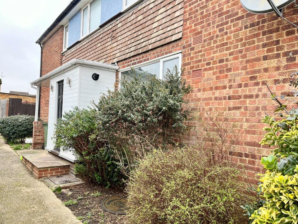 2 bedroom ground floor for sale in Great Cullings, Romford, RM7