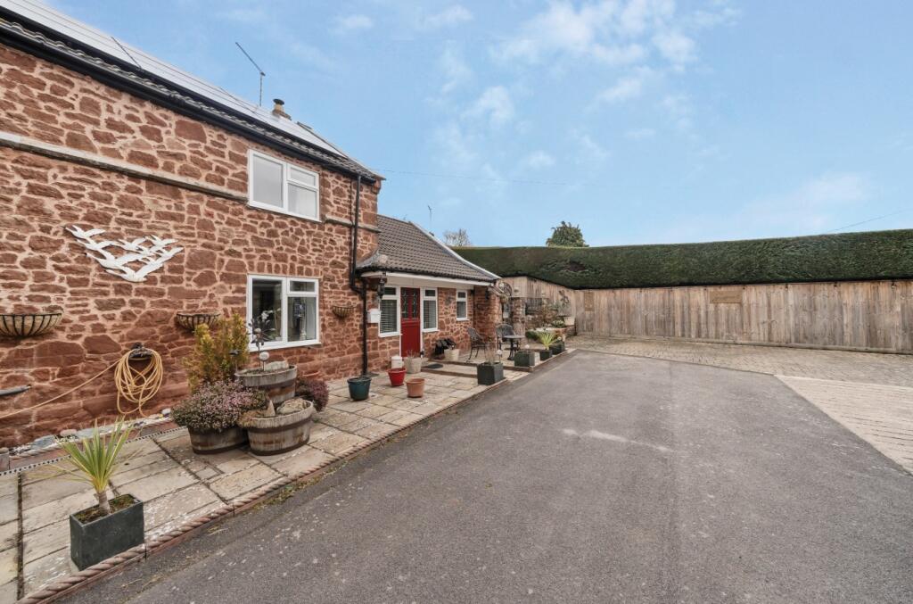 3 bedroom end of terrace house for sale in Cleeve Park Mews, Cleeve